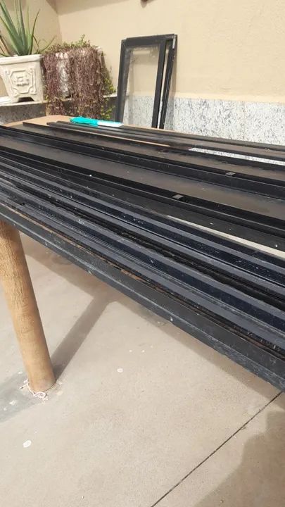 VENDE-SE PORTAS EM ALUMÍNIO E VIDROS  - Foto 5