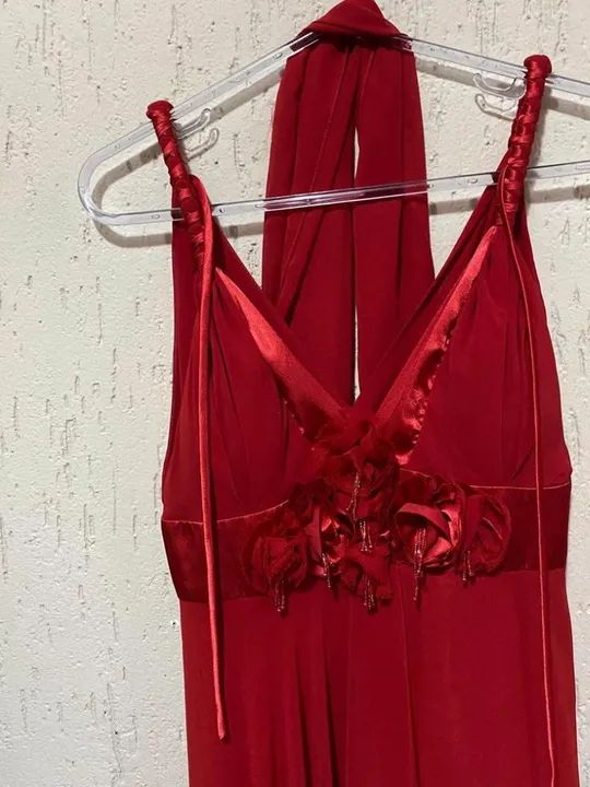 Vestido de festa vermelho com echarpe