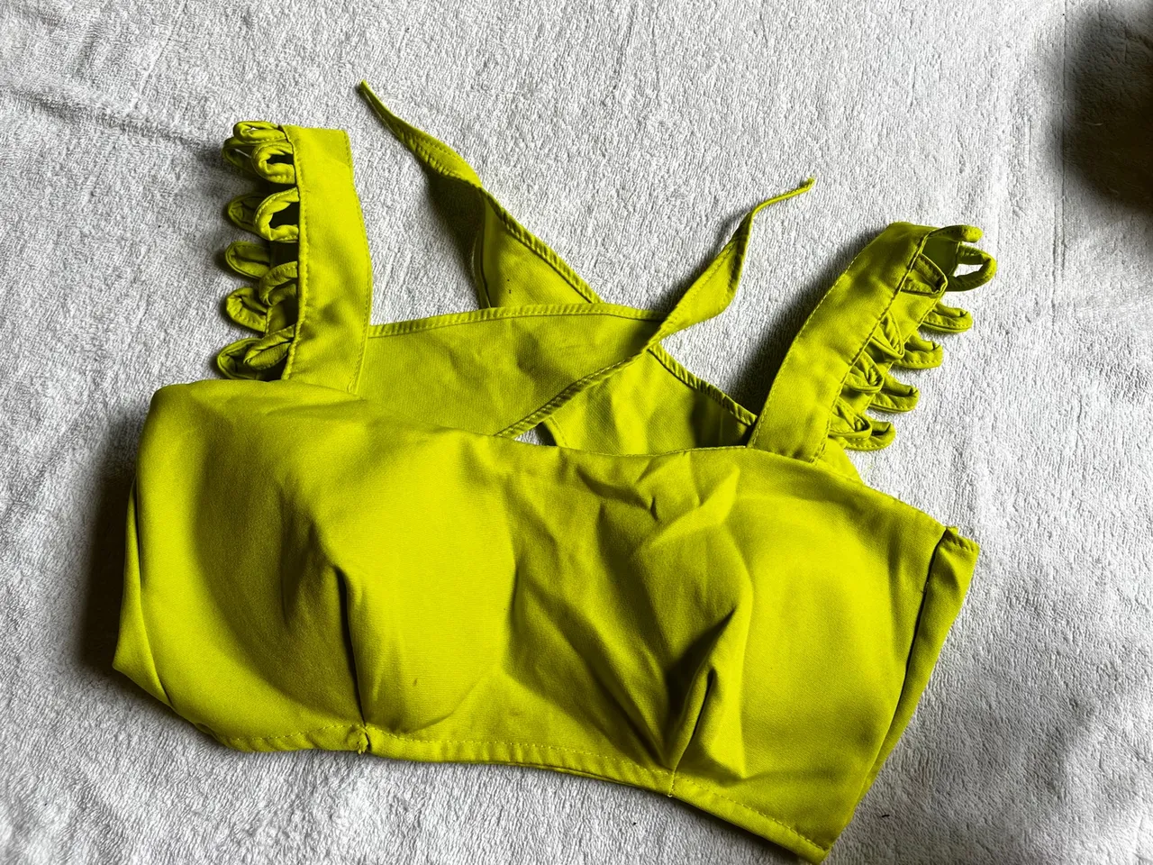 Dois Tops Verde e amarelo com Detalhes Charmosos