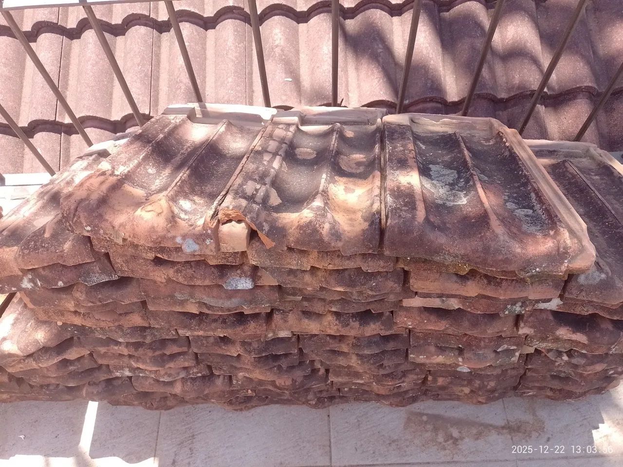 Lote de 87 telhas francesas - encaixe lado direito  - Foto 2