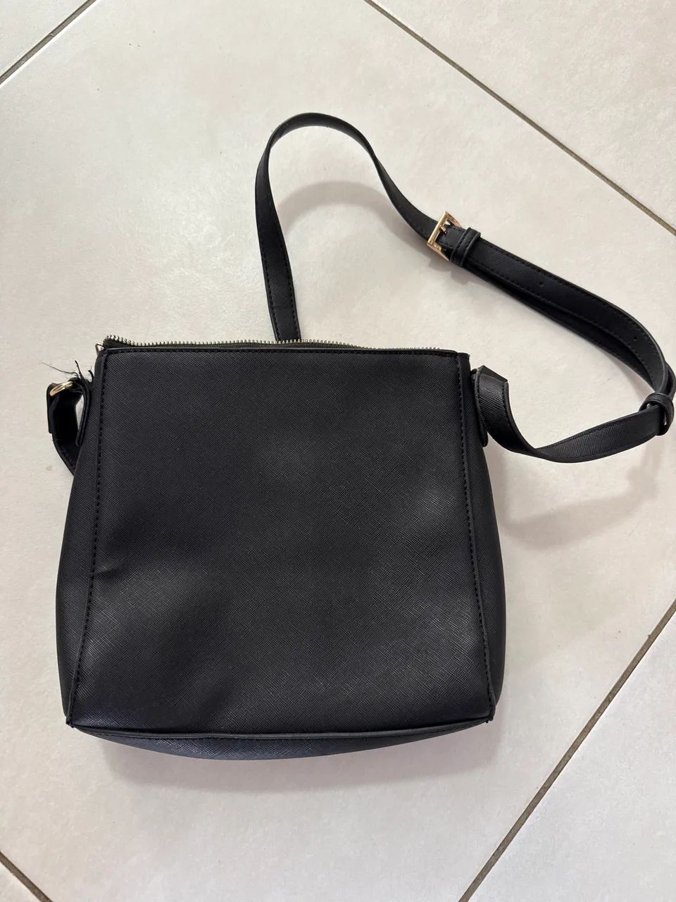 Bolsa média de ombro bem nova 