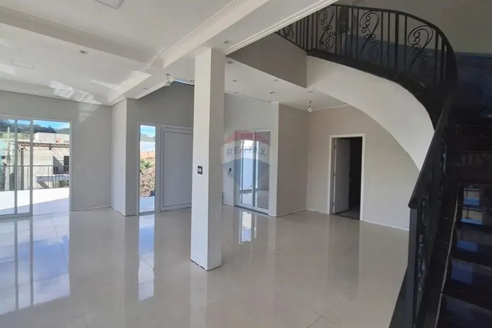 Casa de alto padrão com piscina e área gourmet para locação no Condomínio Vale das Águas e