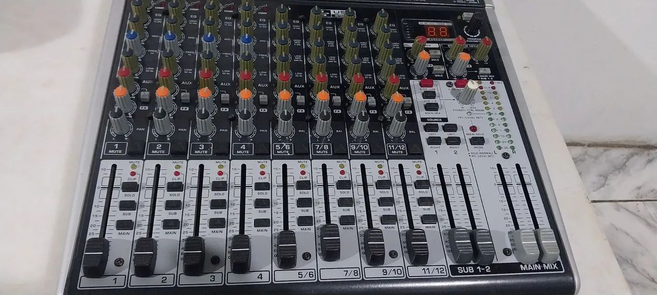 Mesa de som Behringer Xenyx x1622 usb c/ efeitos.. - Foto 3