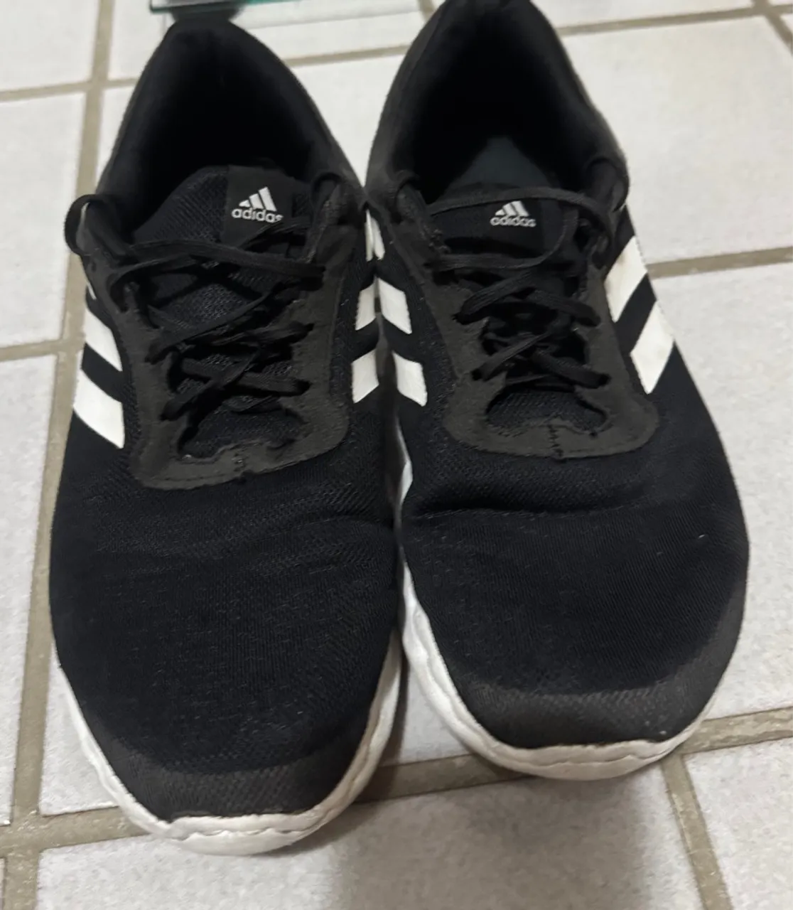 Tênis Adidas Preto com Detalhes Brancos