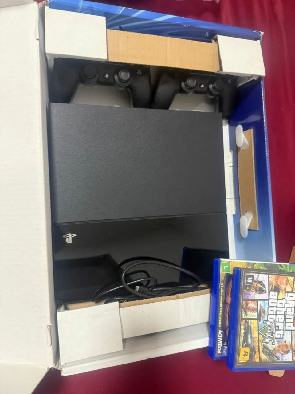 Playstation 4 - 500GB - 2 jogos - 2 controles
