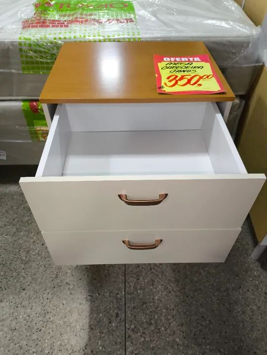 Mesa Cabeceira Janus 2 Gavetas - Branco com Pés de Madeira - Foto 3