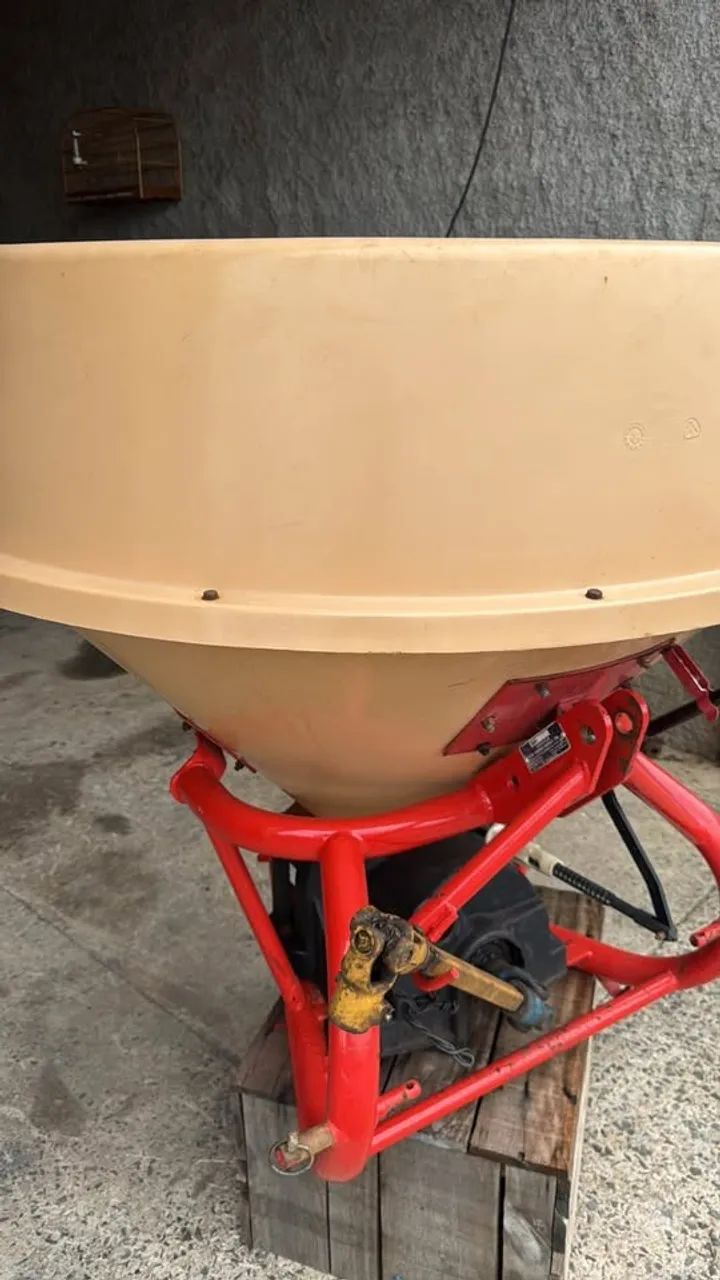 Distribuidor de calcario e adubo Vicon Pendular - Foto 2