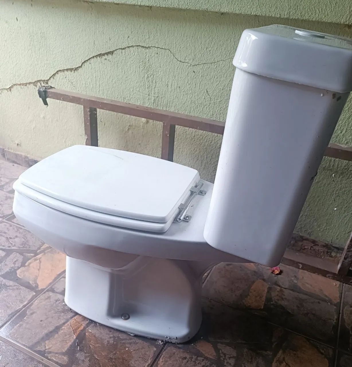 Vaso Sanitário Branco com caixa aclopada em Ótimo Estado - Foto 4