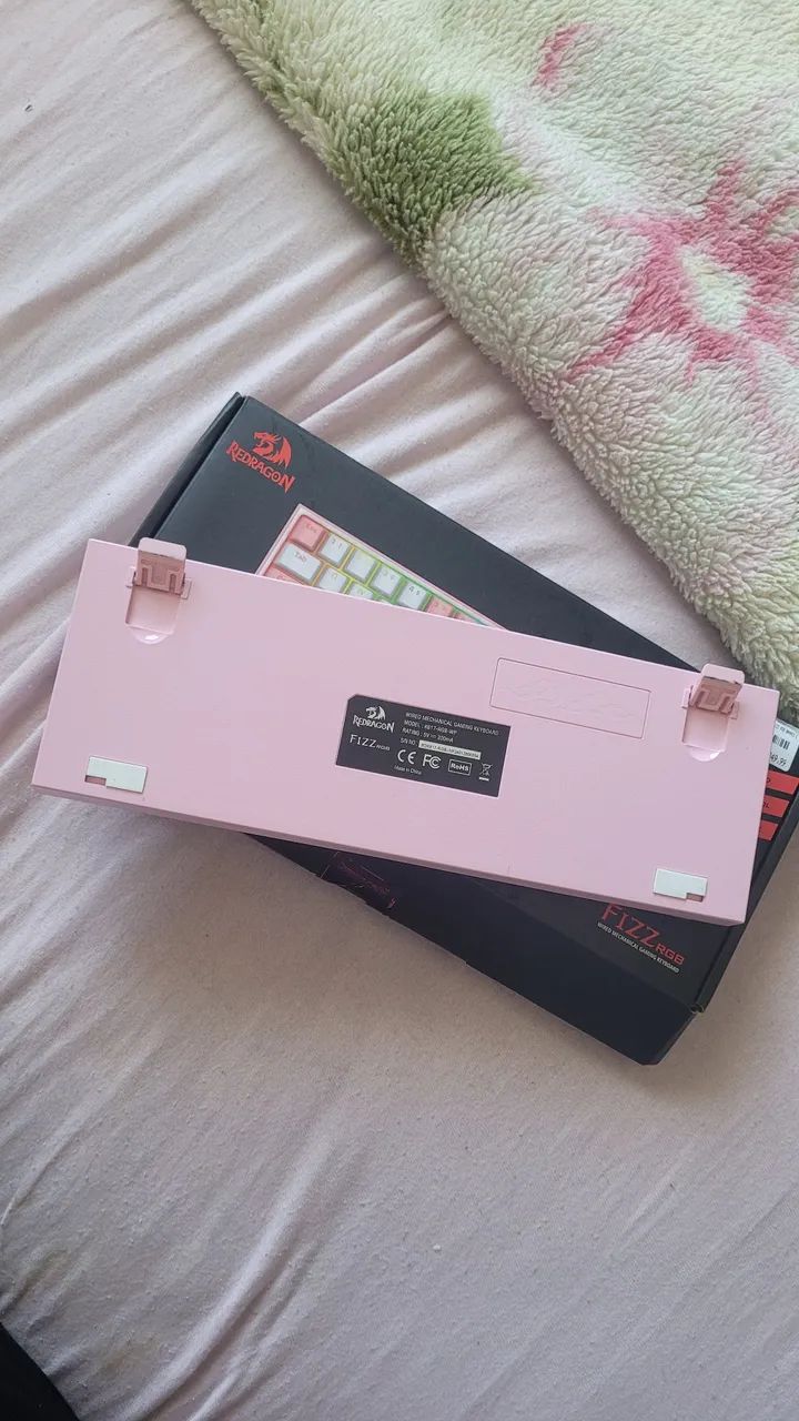 Teclado mecânico gamer branco e rosa - Foto 3