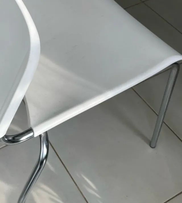 conjunto de cadeiras brancas
