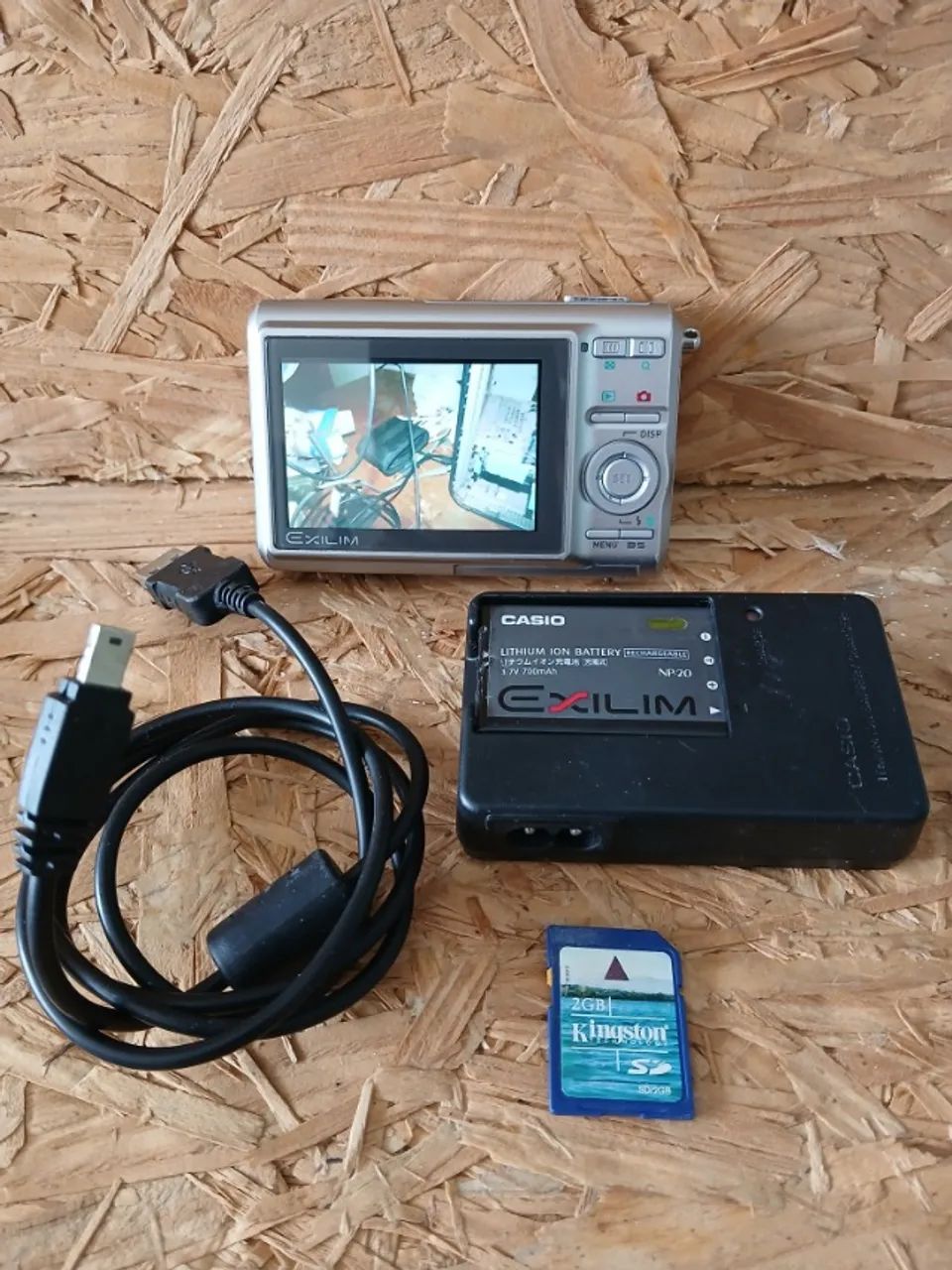 câmera digital casio exilim ex-z75 7.2 impecável, zero prateado