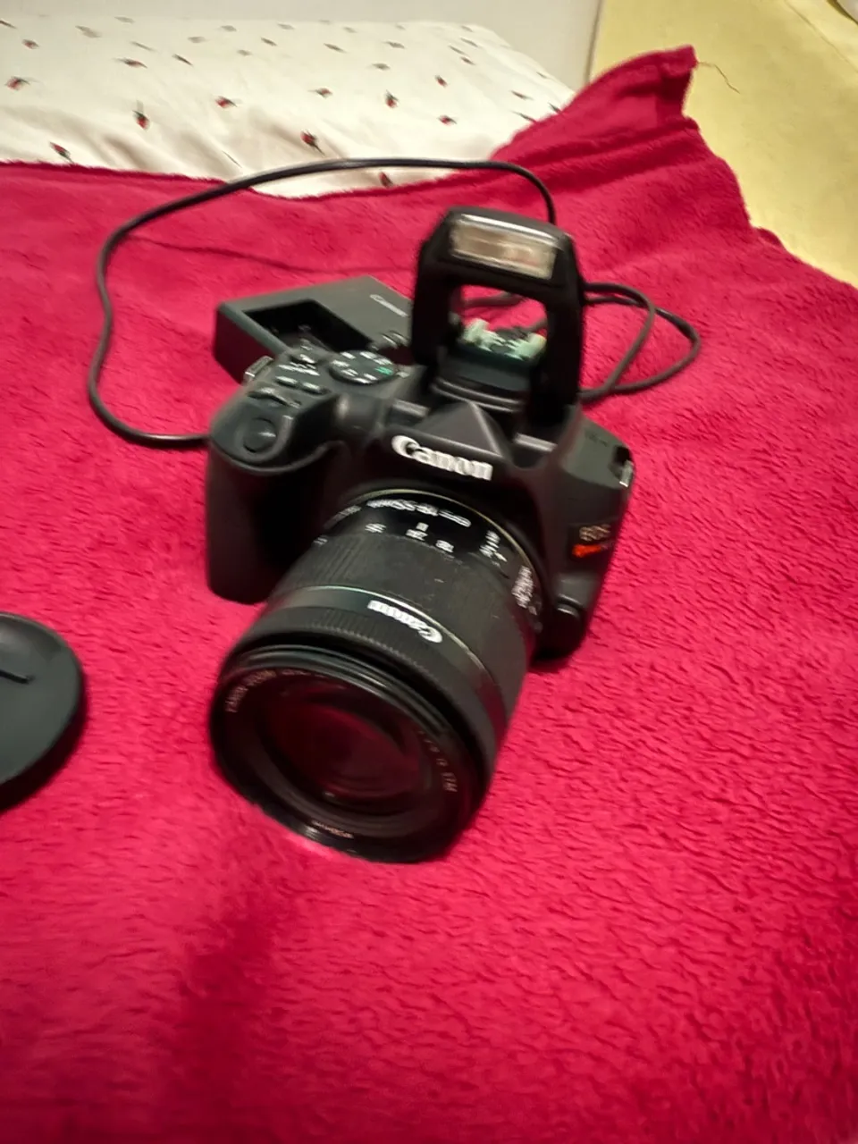 Câmera Canon SL3 DSLR com lente e flash