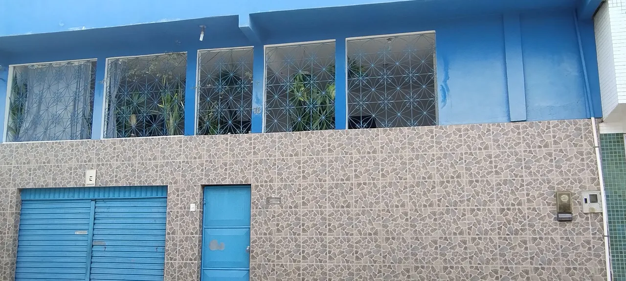Casa dupla, uma casa com dois quartos + cobertura com mais uma casa, quarto e sala.