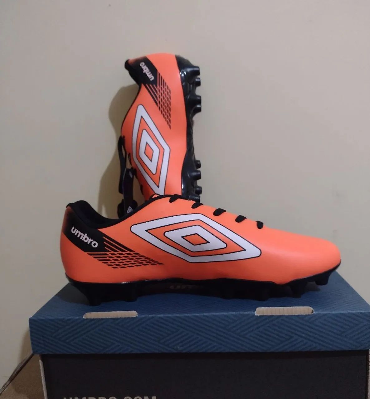 Tênis Adidas Preto com Detalhes Dourados - Foto 5