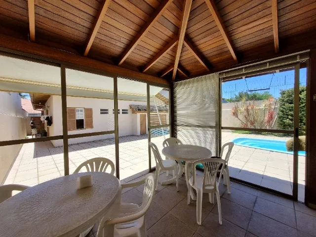 Casa com 4 dormitórios no bairro Santa Mônica