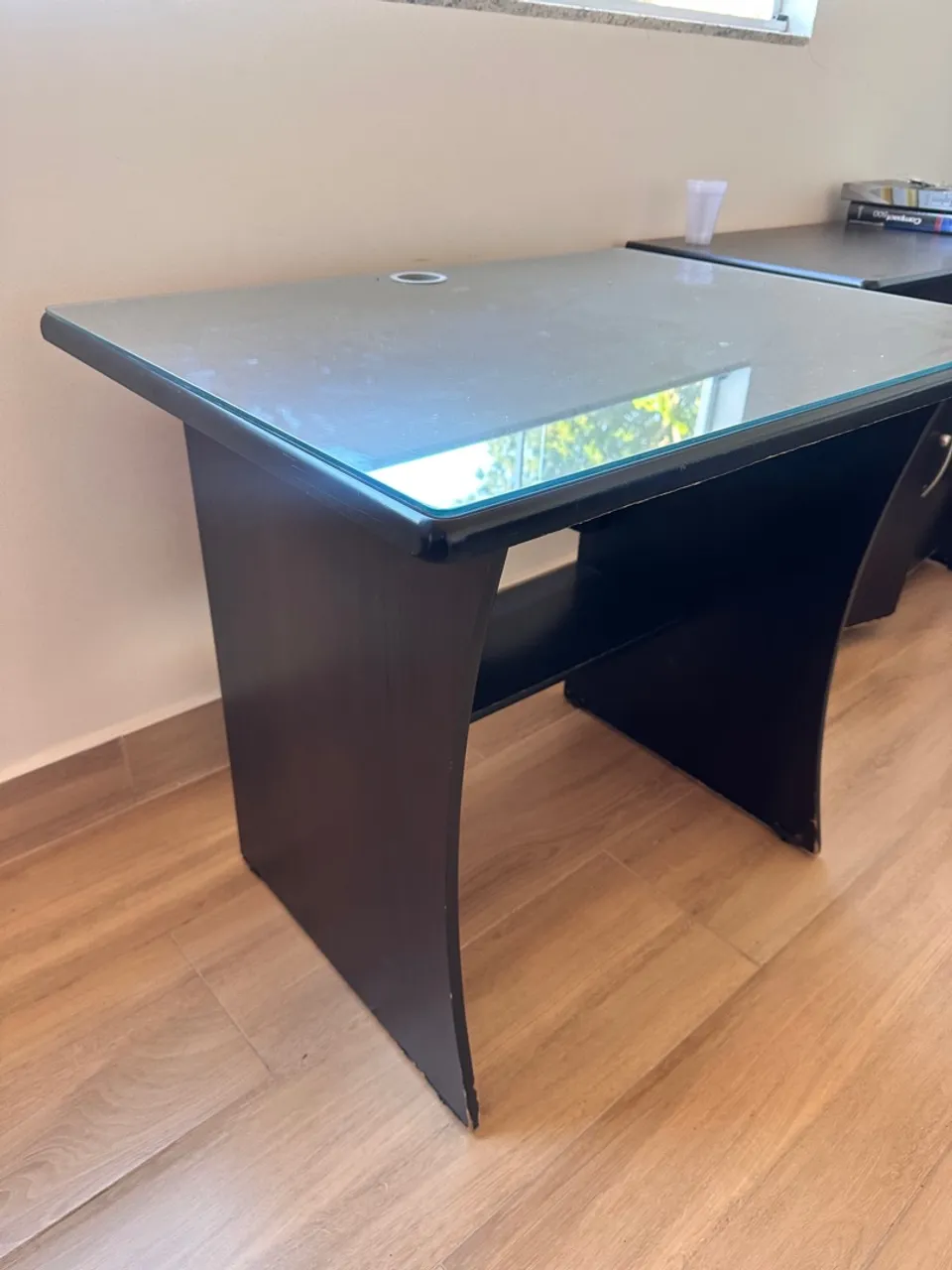 Mesa de Escritório com Tampo de Vidro - Design Moderno