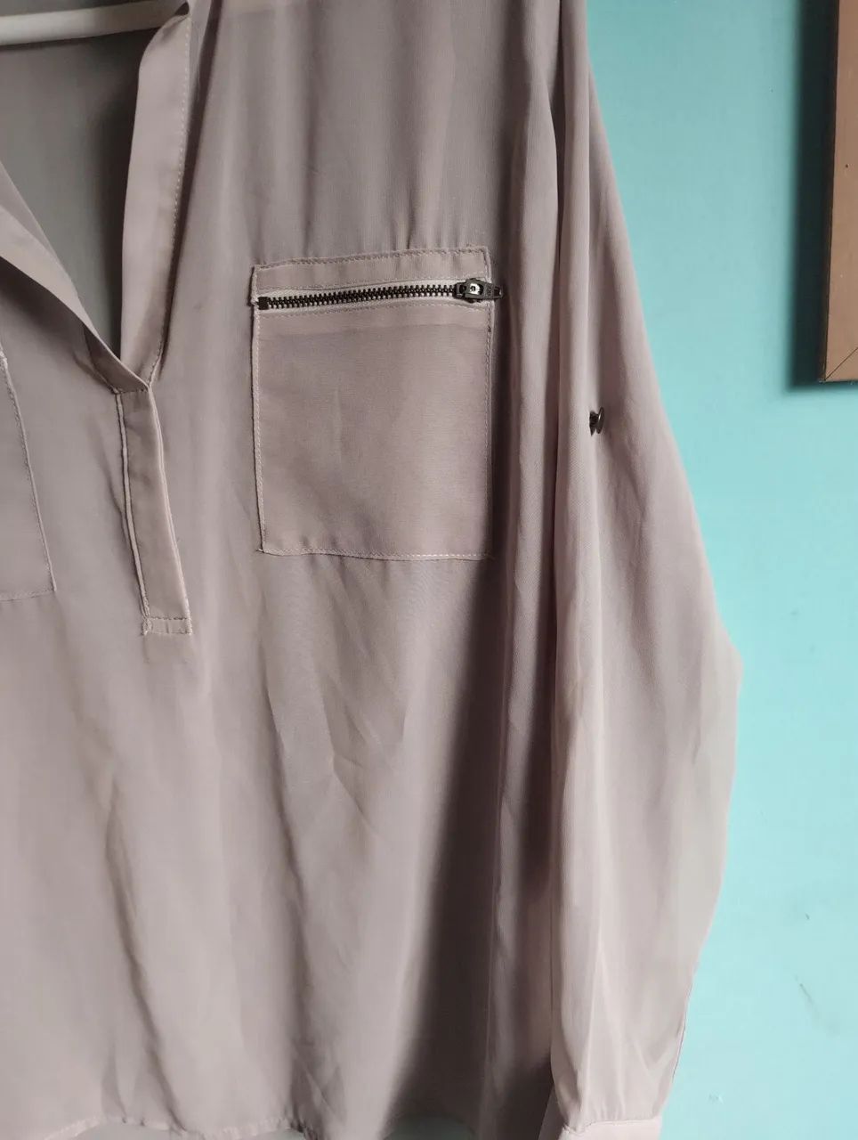 Camisa Feminina Bege Com Bolsos - Foto 4