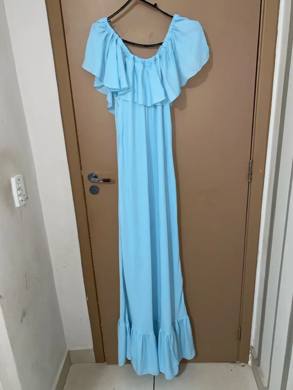 Vestido Longo Azul com Detalhes Charmosos