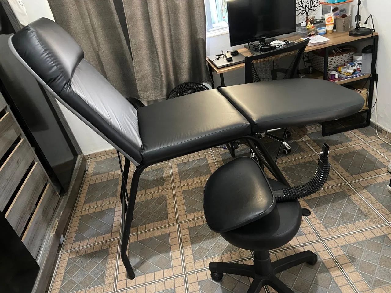 MACA + CADEIRA de rodinhas - PRETINHAS e quase novas!