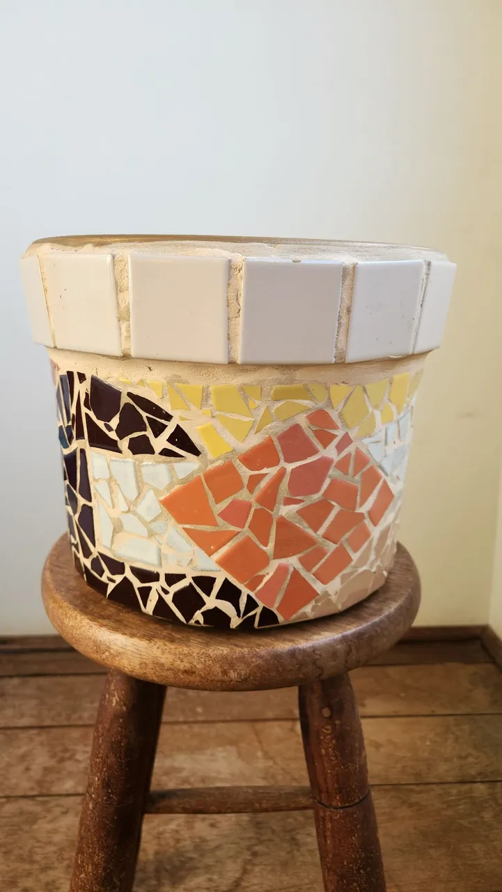 Vaso de planta de barro com revestimento em mosaico.