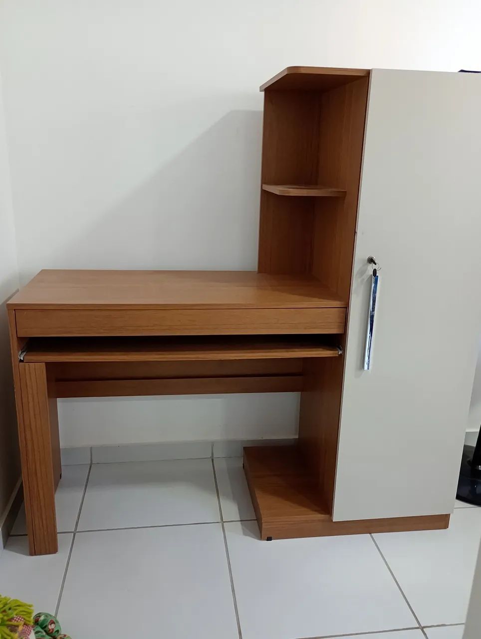 Semi-new desk with shoe storage64276681104002120