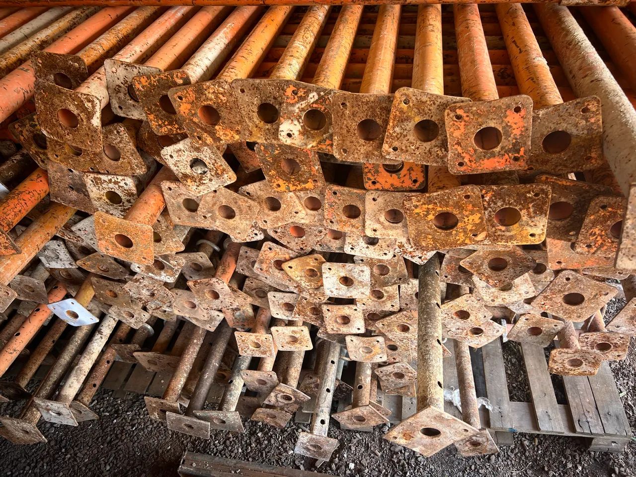 Vendo escoras metálicas com a abertura de 4.20 metros  - Foto 2