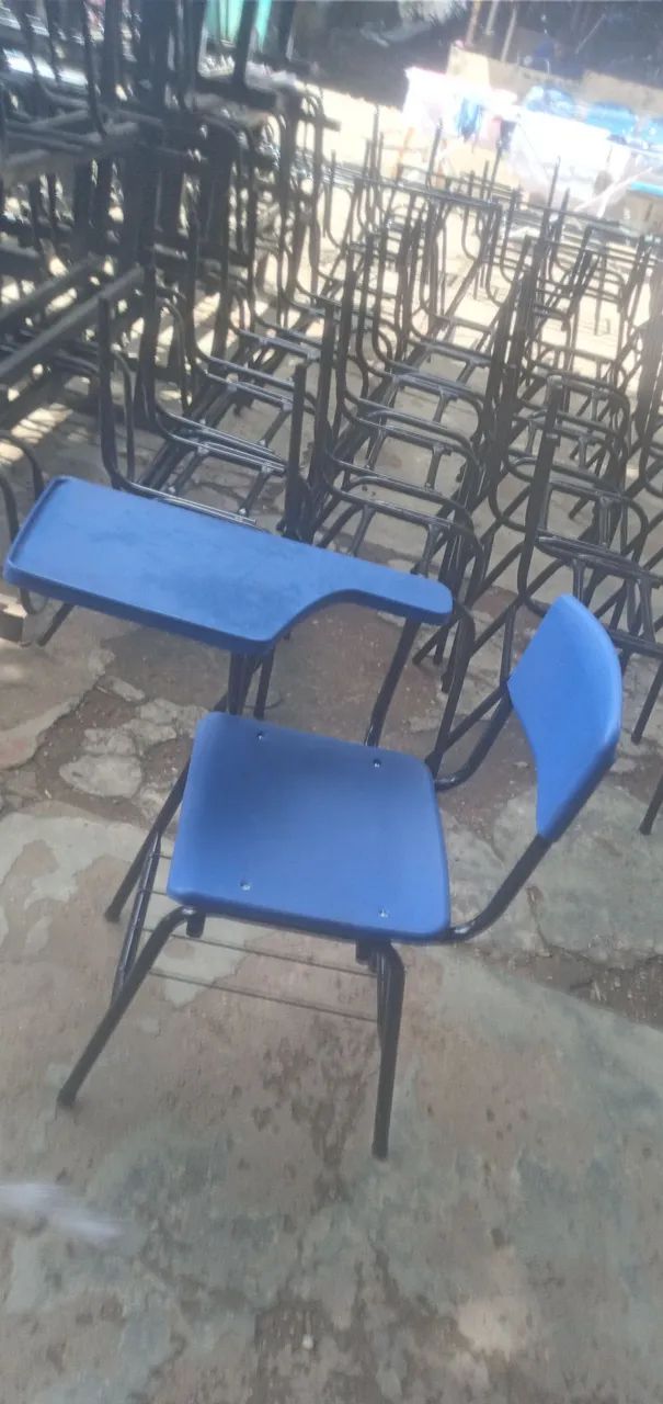 Cadeira escolar plástico azul  - Foto 4