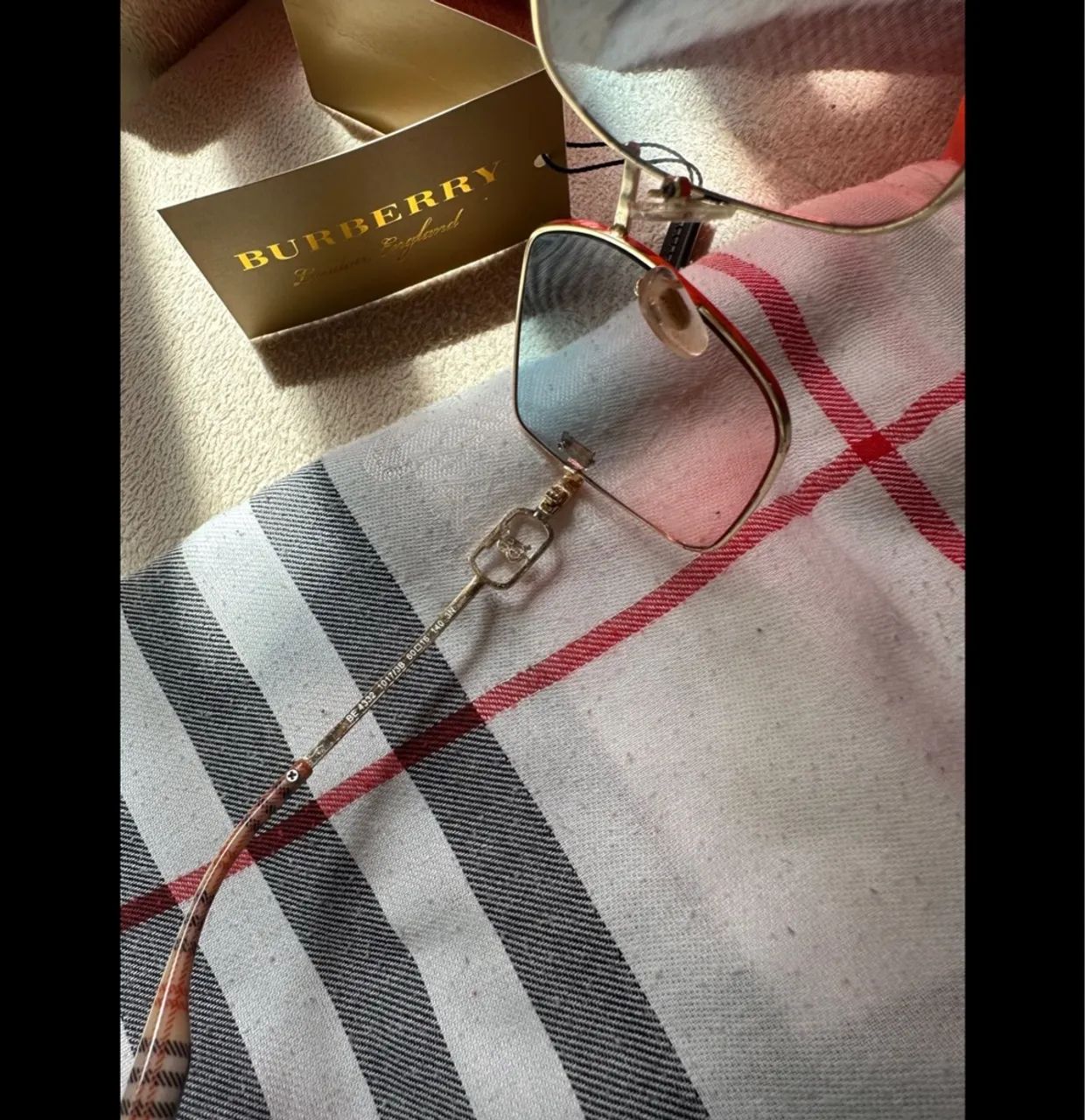 Óculos de Sol Burberry Quadrados - Elegância e Estilo - Foto 4