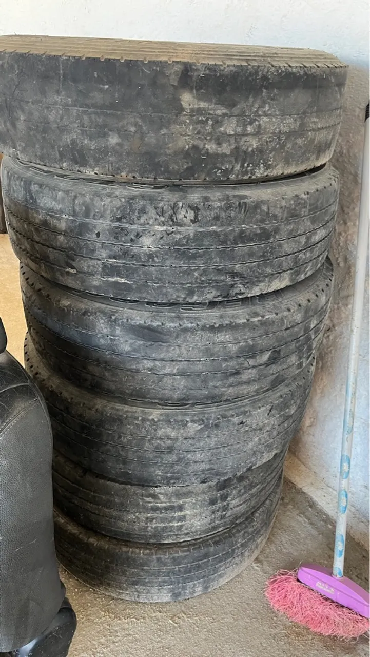 5 Pneus para Caminhão - 215/75 r17.5