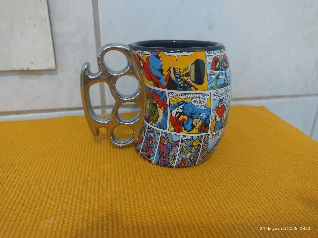 Caneca Marvel com cabo de soco inglês