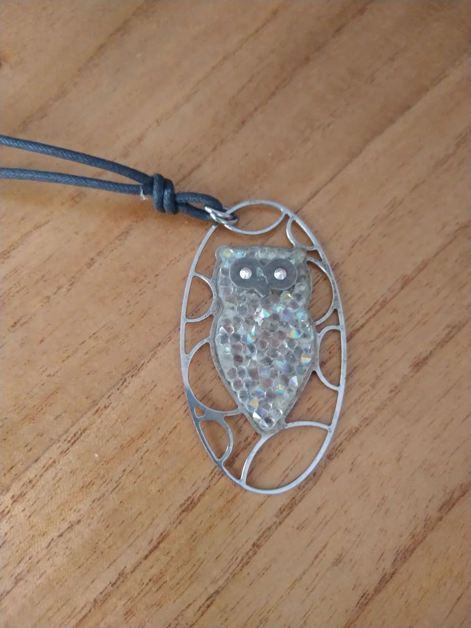 Colar Coruja em Metal com Pedrarias - Foto 2