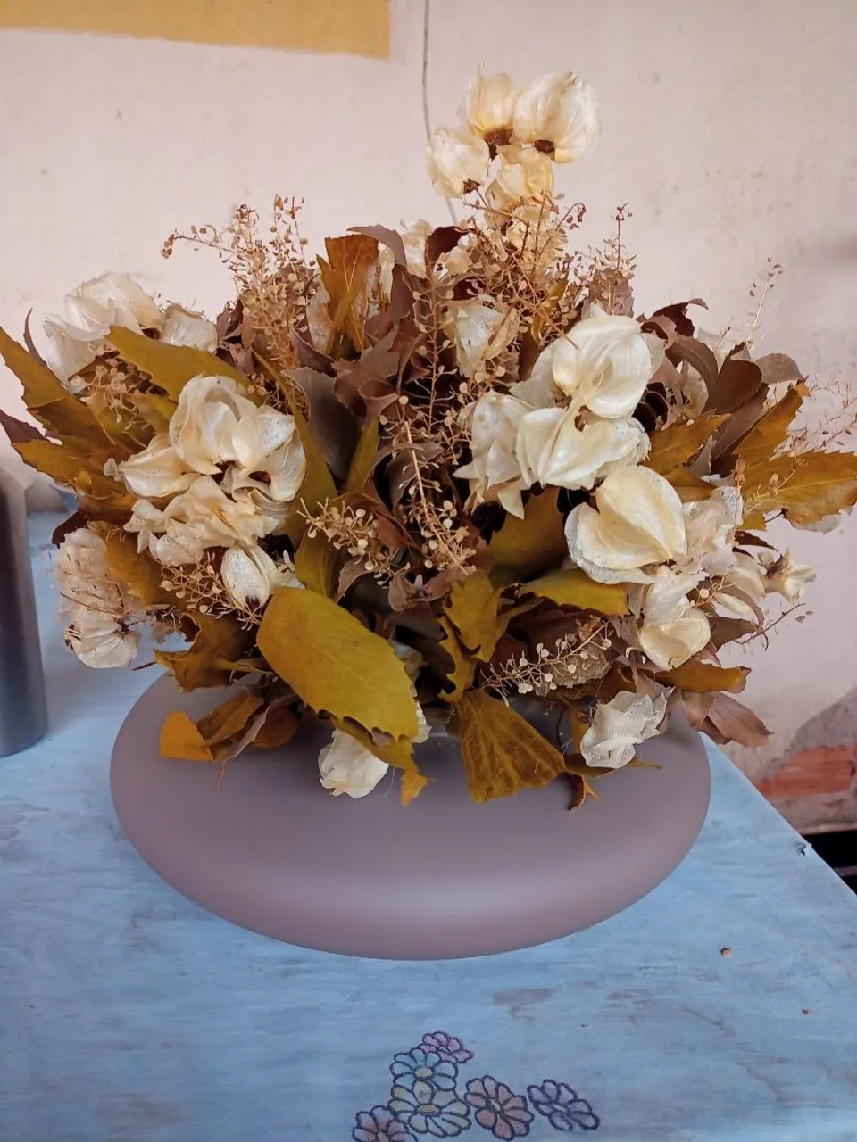 Arranjo de flores secas em vaso decorativo
