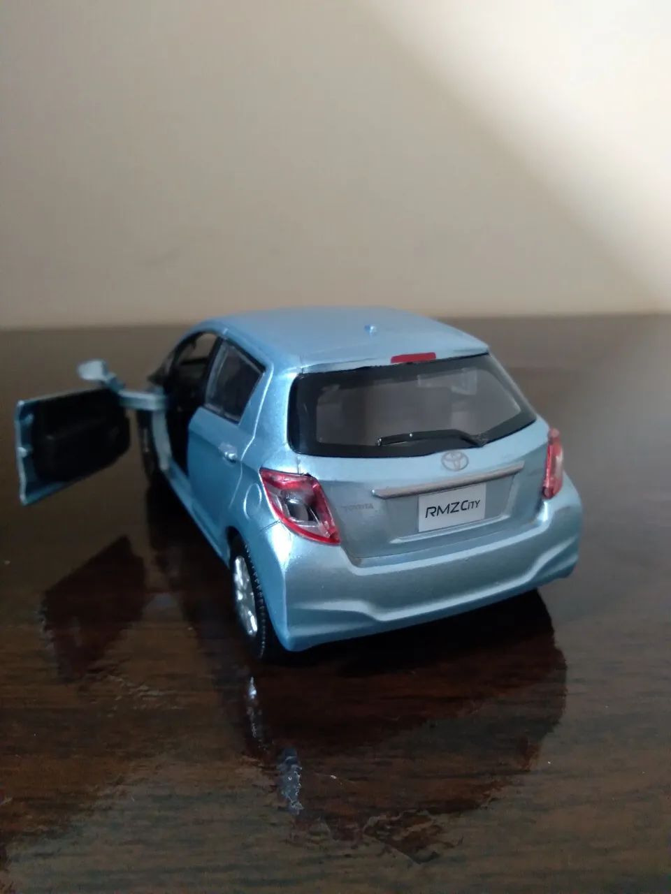Miniatura do toyota yaris de metal  - Foto 3