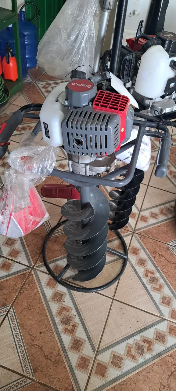 Furadeira de solo a gasolina