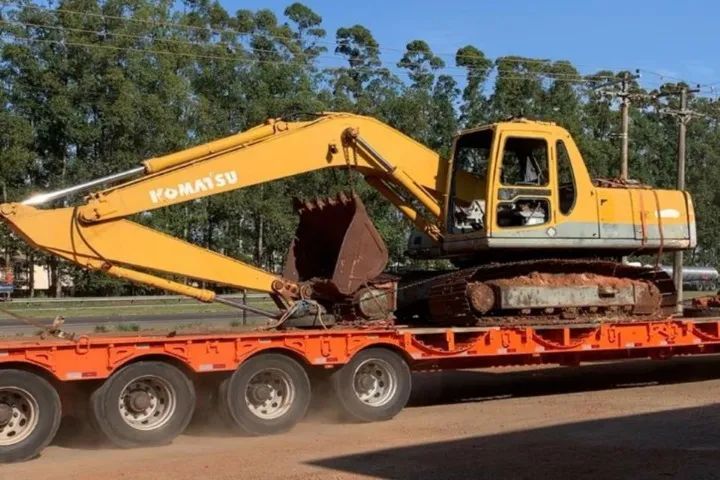 ESCAVADEIRA KOMATSU - PC200 1