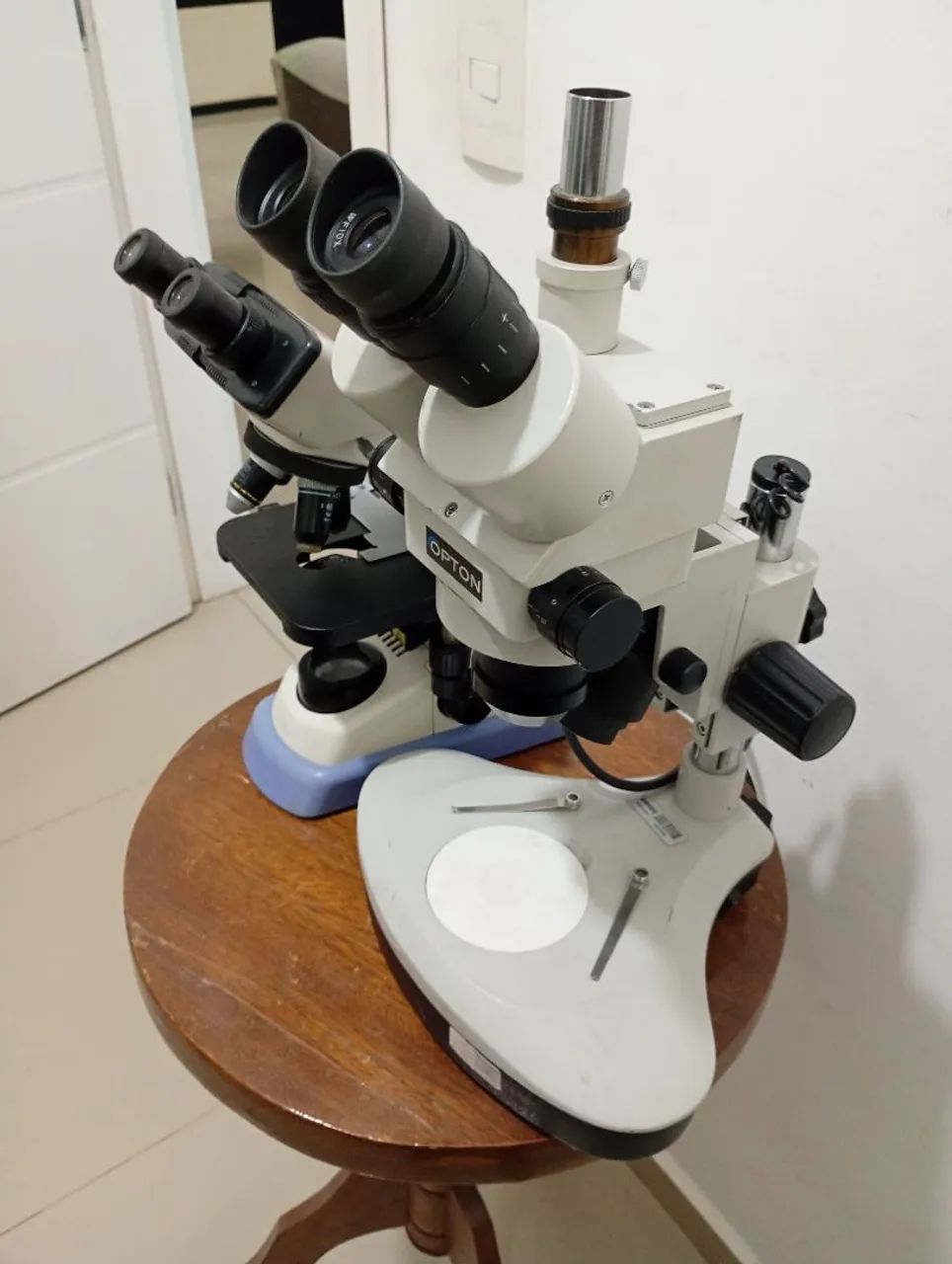 Microscópios Niko e opton