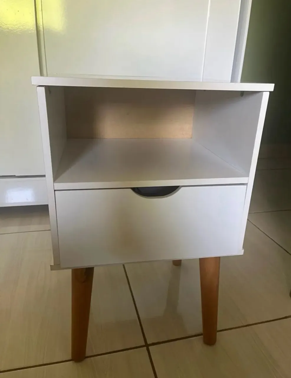 Mesa de cabeceira branca
