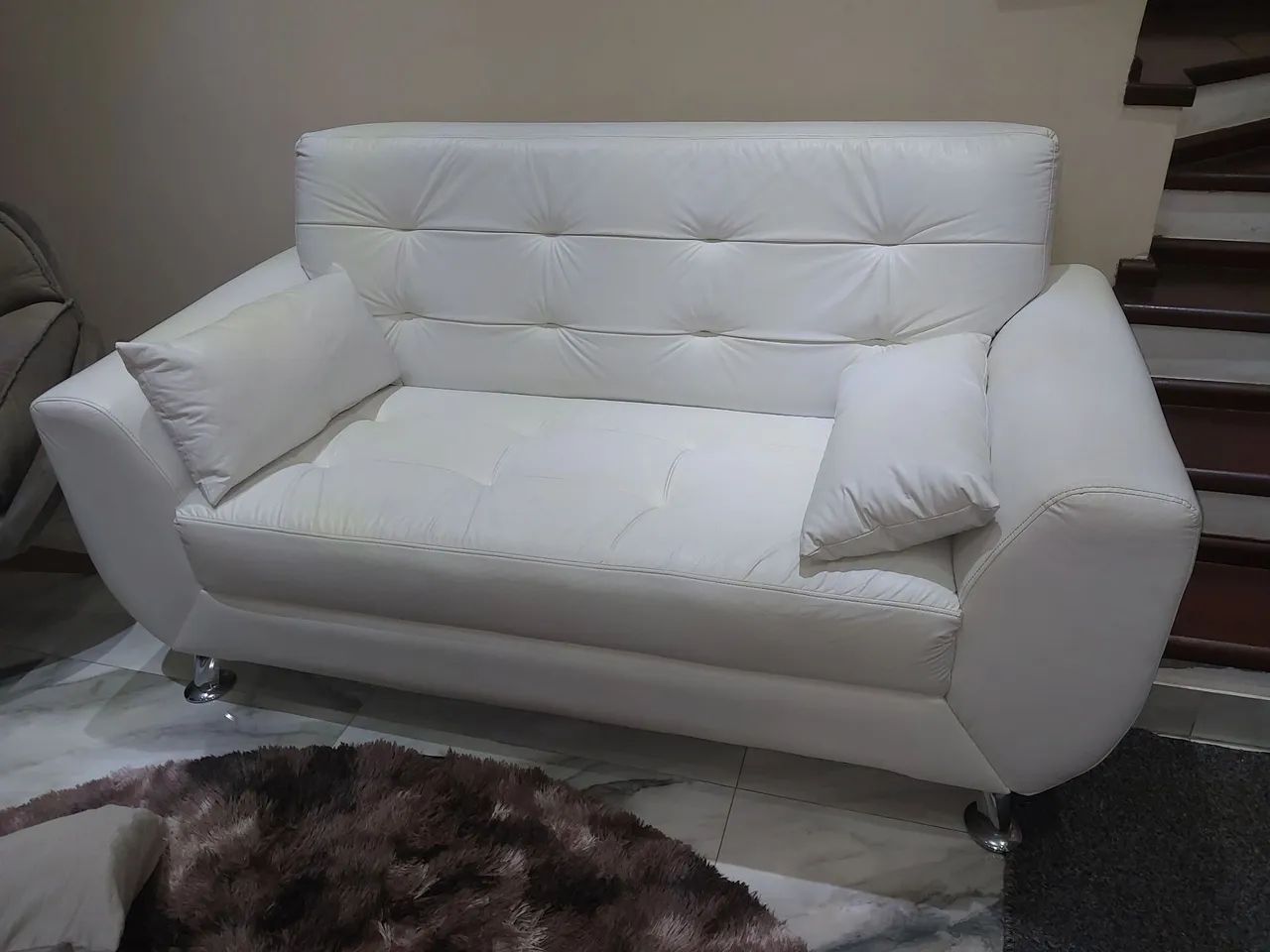 Sofá de 2 lugares branco com almofadas - Foto 2