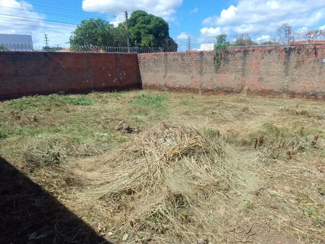 Aluga-se terreno no bairro Morada do Sol para garagem estacionamento de veículos