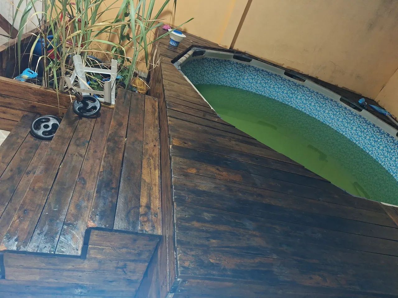 Piscina com deck de madeira  - Foto 4