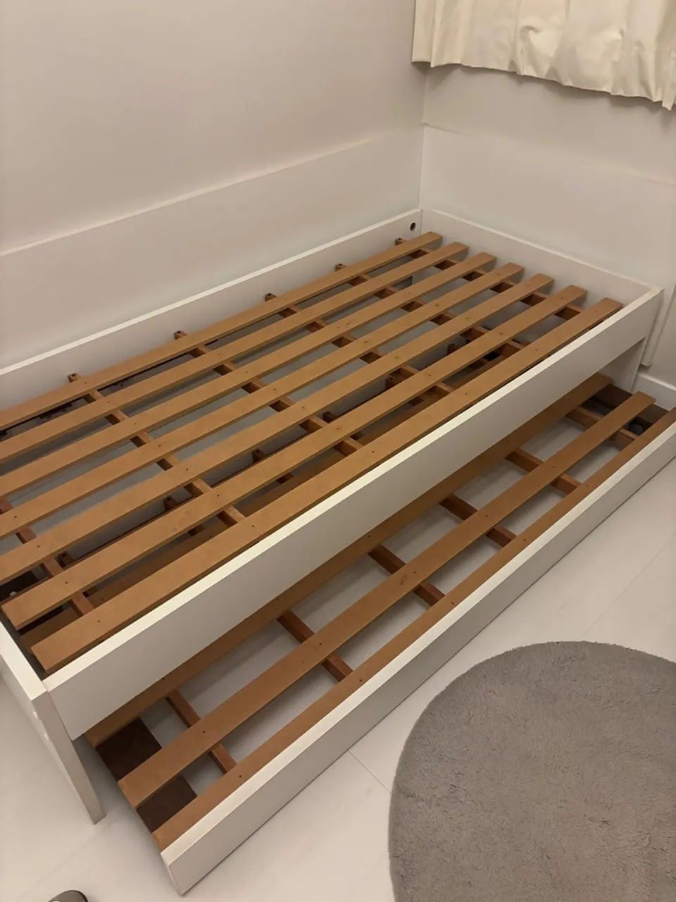Cama auxiliar com estrado de madeira