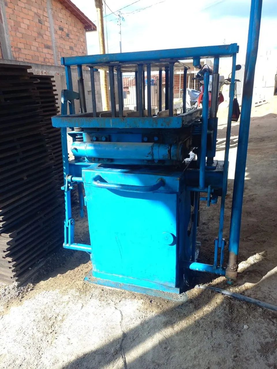 Máquina de blocos de concreto Menegotti + estrutura