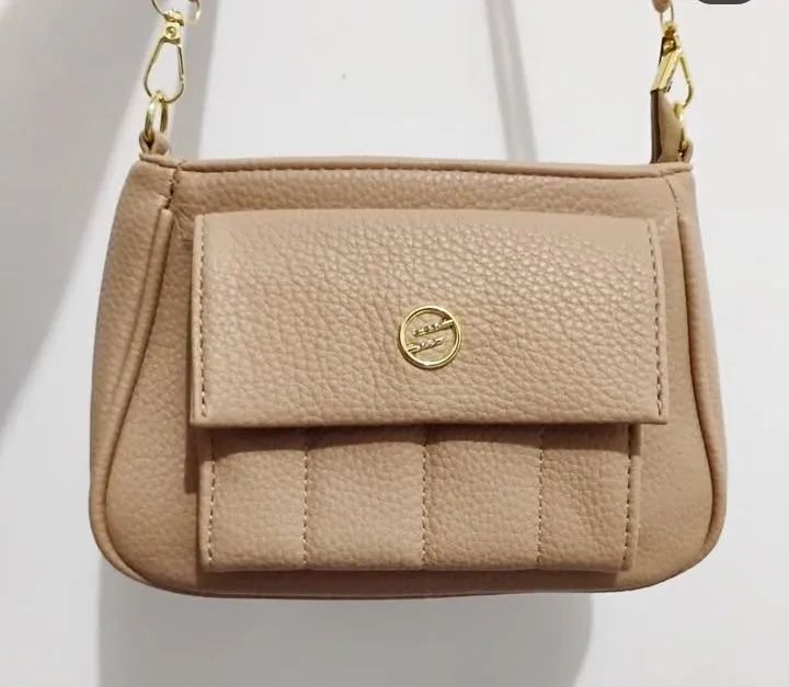 Bolsa de ombro feminina bege alça longa transversal detalhes dourados 