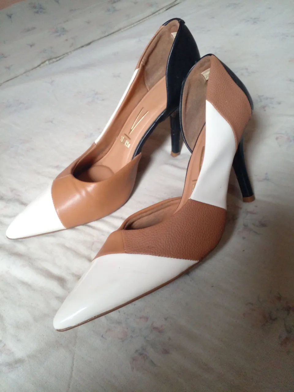 Sapatos Salto Alto Bege e Branco