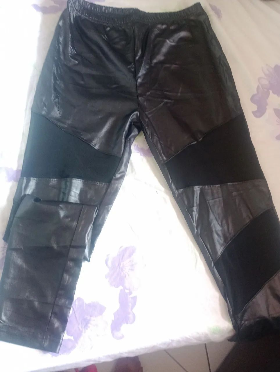 Calça estilo napa preta com detalhe em tela - Foto 2