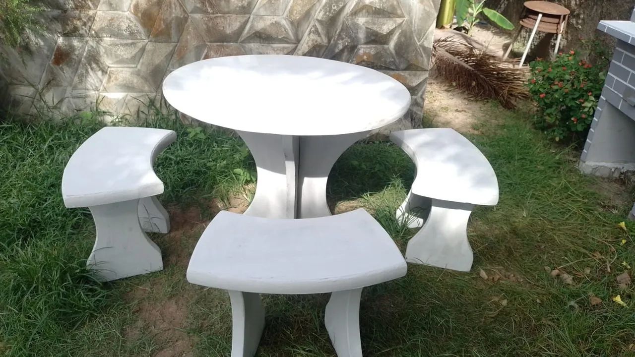 Conjunto de mesa e bancos de concreto