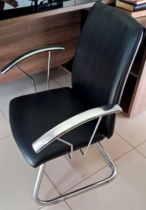 Cadeira de Escritório com Braços de Aço Cromado
