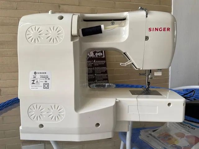 Maquina de Costura Singer Starlet 6660, Semi-nova - Foto 3