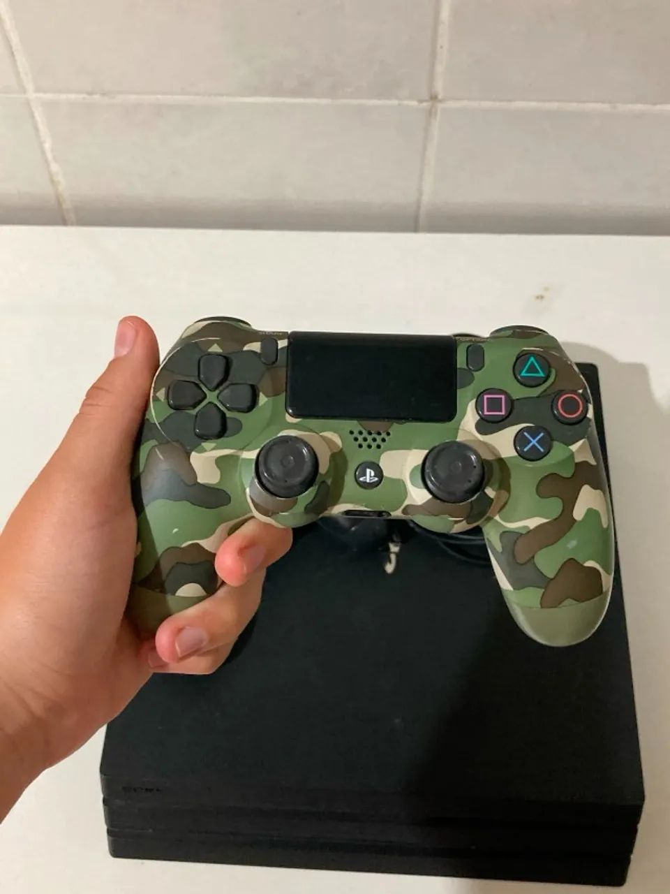 Playstation 4 Pro 1 TB + 2 controles  - Foto 3