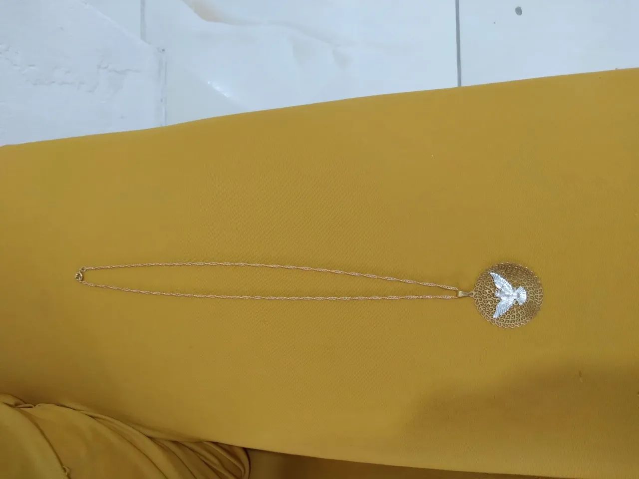 Colar com pingente banhado a ouro 